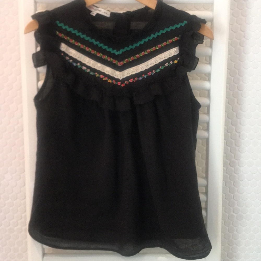 Adorable boho blouse w/ embroidered ribbon detail